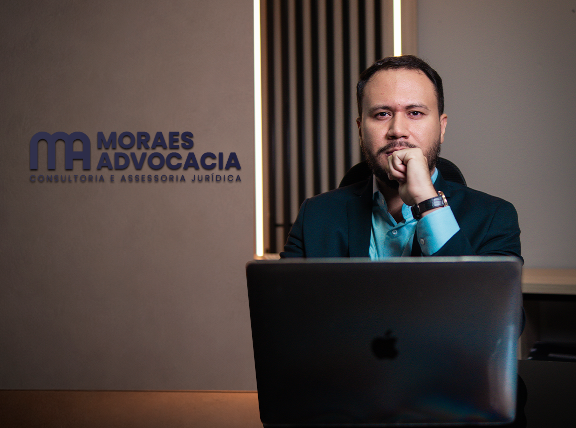 Equipe de advogados do Moraes Advocacia reunida em escritório, analisando documentos de processos previdenciários